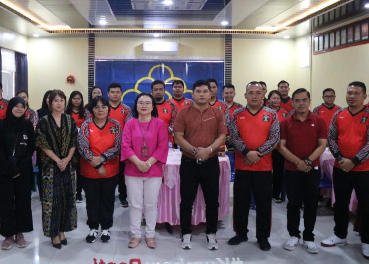 Hotmonaria Damanik sebagai koordinator Tim Kanwil Kemenkumham Sumut (tengah) saat foto bersama dengan  Lapas Kelas 2 B Tebing Tinggi menjadi salah satu satuan kerja yang mengikuti simulasi.(Satunusantara news/HO-Humas Kemenkumham Sumut).