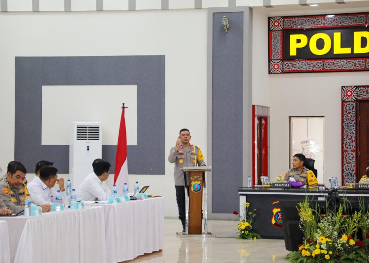 Kapolda Sumut. Irjen Pol Whisnu Hermawan Februanto (tengah) saat menyampaikan pidato di Aula Tribrata Mapolda Sumut.(Satunusantara news/HO-Humas Polda Sumut).