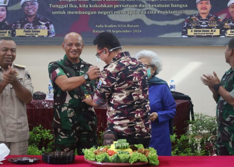 Danrem 033/Wira Pratama, Brigjen TNI Bambang Herqutanto (kiri) saat mengucapkan selamat HUT ke-46 FKPPI kepada Ketua FKPPI Provinsi Kepri.(Satunusantara news/HO-Penrem 033/Wira Pratama).