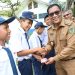 Plt Bupati Tapsel bagikan KIA kepada siswa SD dan SMP di Angkola Timur