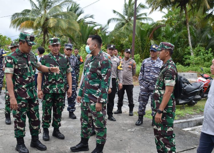 Danrem  023//KS Kolonel Inf Jansen P Nainggolan (kiri) saat memberikan pengarahan kepada personel TNI  di Nias Selatan, dalam mengatasi wabah DBD dan Malaria.(Satunusantara news/HO-Penrem 023/KS).