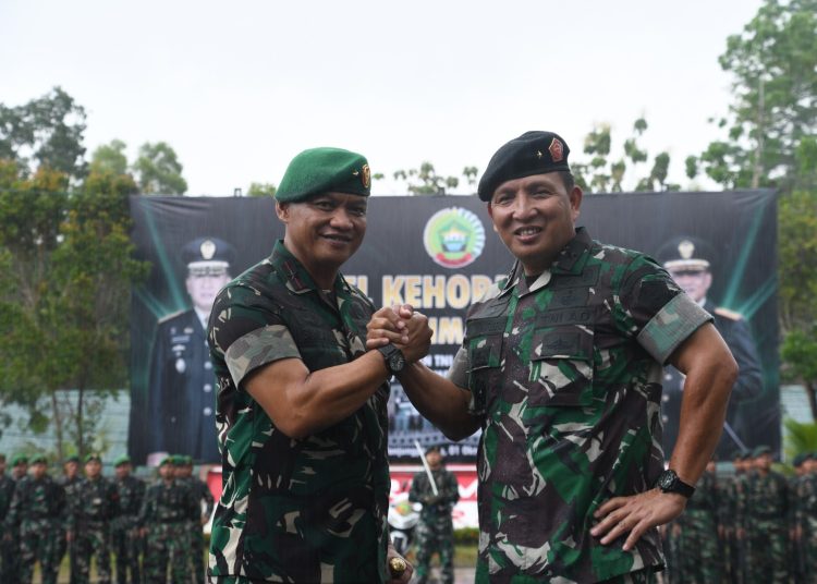 Mantan Danrem 033/WP, Brigjen TNI Jimmy Watuseke (kanan) salam komando dengan Danrem 033/WP yang baru Brigjen TNI Bambang Herqutanto (kiri) saat  serah terima Risalah Satuan Korem 033/Wira Pratama.(Satunusantara news/HO-Penrem 033/WP).