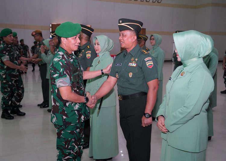 Pangdam I/BB, Mayjen TNI Mochammad Hasan (kiri) saat menerima enam pamen sebagai warga baru di Makodam I/BB.(Satunusantara news/HO-Pendam I/BB).