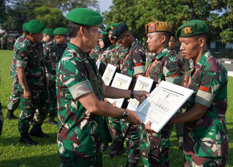 Pangdam I/BB, Mayjen TNI Mochammad Hasan (kiri) saat memberikan penghargaan kepada 25 Prajurit karena prestasi yang luar biasa, dedikasi dan loyalitasnya dalam pelaksanaan tugas.(Satunusantara news/HO-Pendam I/BB).