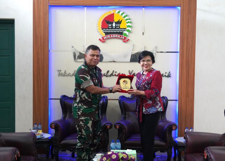 Danrem  032/Wbr Brigjen TNI Wahyu Eko Purnomo (kiri) saat menyerahkan cendramata kepada Kajati  Sumatera Barat lbu Yuni Daru Winarsih (kanan) saat berkunjung ke Makorem 032/Wbr.(Satunusantara news/HO-Penrem 032/Wbr).