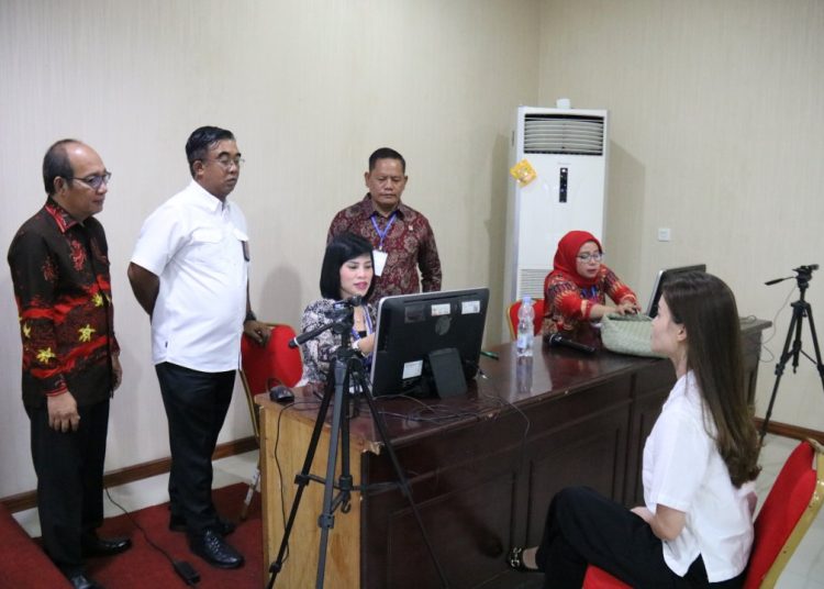 Kakanwil Kemenkumham Sumut,  Agung Krisna (kemeja putih) saat   memantau proses pelaksanaan seleksi pegangkatan Calon Notaris Tahun 2024 di 
Kantor Regional VI BKN Medan.(Satunusantara news/HO-Humas Kemenkumham Sumut).