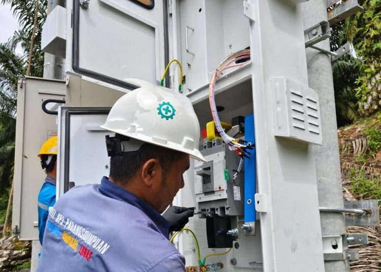 Petugas penyambungan PLN UP3 Padangsidimpuan melakukan pemasangan  kwh meter PT Karya Agung Sawit (PT.KAS) dengan daya 240 KVA.(Satunusantara news/HO-Humas PLN UID Sumut).
