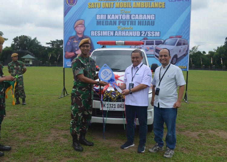 Danmen Arhanud 2/SSM Kolonel Arh R. Jatmiko Adhi (kiri) saat menerima kunci mobil Ambulance dari Herdiman (Regional Consumer Banking Head) BRI di  Lapangan Resimen Arhanud 2/SSM.(Satunusantara news/HO-Arhanud 2/SSM).