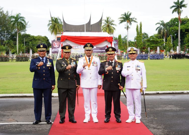 Danrem 032/Wira Braja, Brigjen TNI Wahyu Eko Purnomo (dua dari kiri) saat menghadiri Peringatan HUT ke-79 TNI Tahun 2024 di halaman Istana Gubernur Sumbar.(Satunusantara news/HO-Penrem 032/Wbr).