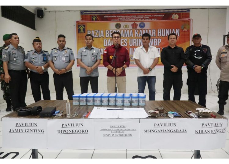 Kalapas Kelas IIA Pancur Batu, Nimrot Sihotang (tengah) bersama personel Polsek Pancur Batu, Koramil 14/PB, BNN Deli Serdang, dan Korwil 2 Kanwil Kementerian Hukum dan HAM Sumut  melakukan razia ke Paviliun hunian. (Satunusantara news/HO-Humas Lapas Pancur Batu).