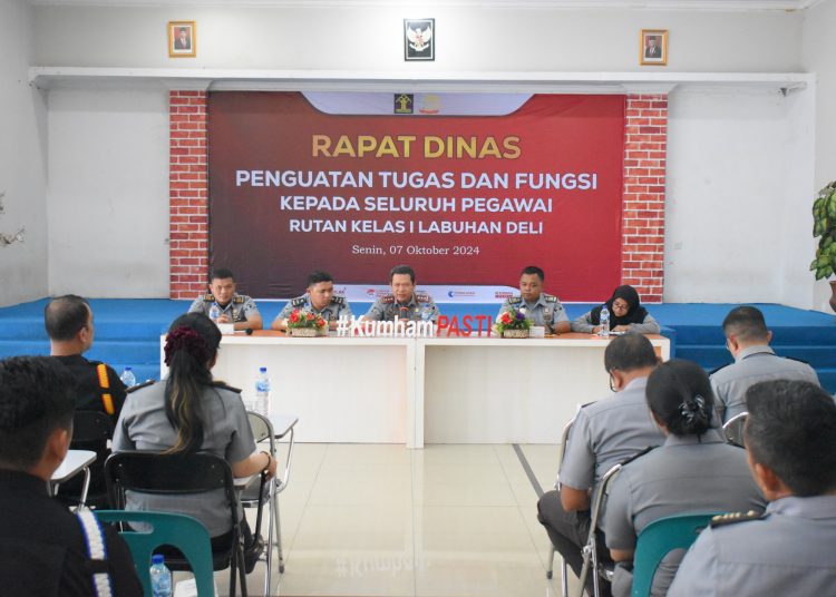 Kepala Rutan Kelas I Labuhan Deli, Yohanes Dias (tengah) saat melaksanakan evaluasi kinerja dan pelayanan dengan mengadakan rapat dinas penguatan tugas dan fungsi kepada seluruh pegawai, bertempat di Aula Lt 3 Rutan Labuhan Deli.(Satunusantara news/HO-Humas Rutan Labuhan Deli).