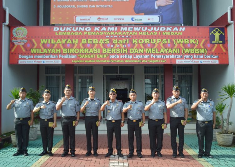 Kalapas Kelas I Medan, M. Pithra Jaya Saragih (tengah) saat foto bersama dengan petugas yang berhasil naik pangkat, di Lapas Medan.(Satunsantara news/HO-Humas Lapas Medan).