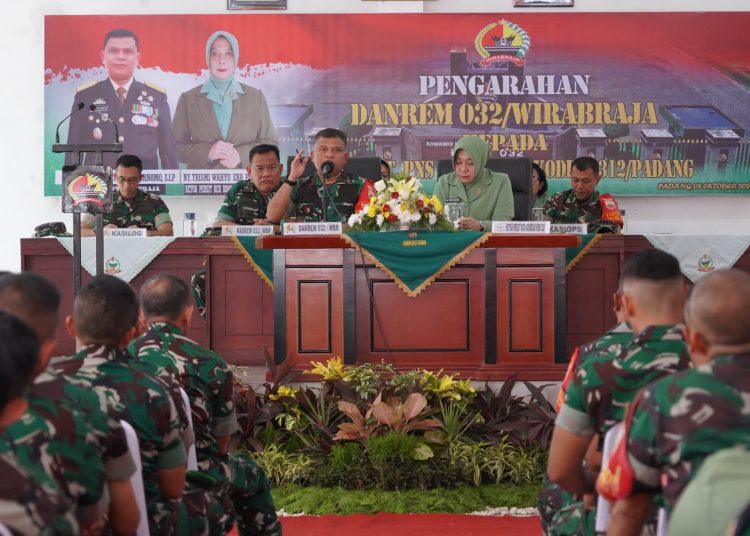 Danrem 032/Wirabraja, Brigjen TNI Wahyu Eko Purnomo (tengah) saat memberikan  pengarahan kepada prajurit Kodim 0312/Padang.(Satunusantara news/HO-Penrem 032/Wbr).