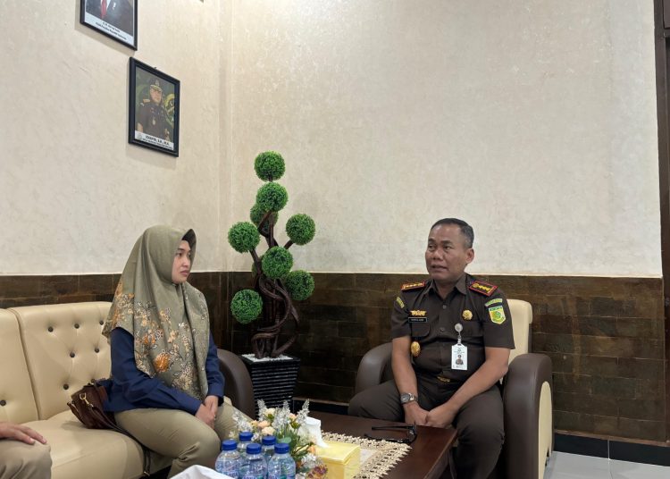 Manajer PLN UP3 Sibolga, Dwita Aswiyanti Syafitri (kiri) edang berdiskusi dengan Kepala Kejaksaan Negeri Sibolga,  Syaifful Alam Yuliastana (kanan) terkait rencana strategis untuk mengoptimalkan layanan kelistrikan tetap maksimal.(Satunusantara news/HO-Humas PLN UID Sumut).