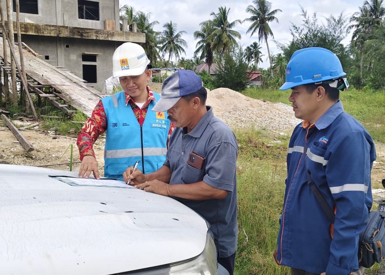 Ama Linda, penanggung jawab Klinik Utama Mulia didampingi oleh Pegawai PLN sedang melengkapi berkas serah terima pasang baru.(Satunusantara news/HO-Humas PLN UID Sumut).