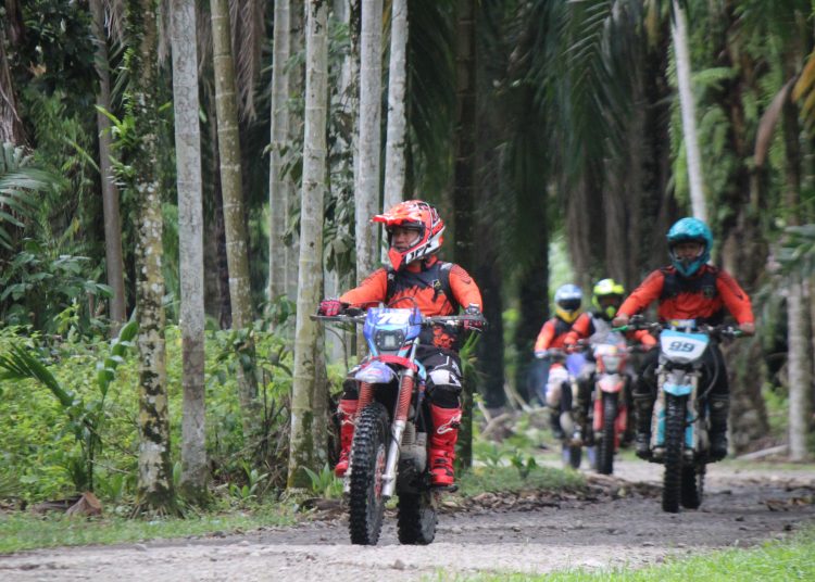 Kakanwil Kemenkumham Sumut, Anak Agung Gde Krisna, (kiri) didampingi Kepala Lapas Kelas I Medan, M. Pithra Jaya Saragih (kanan)  saat mengikuti kegiatan motor trail rute Binjai-Langkat dengan penuh tanjakan dan menantang.(Satunusantara news/HO-Humas Lapas Medan).