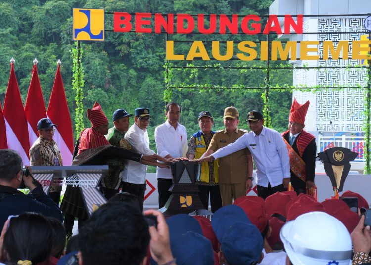 Presiden RI, Ir Joko Widodo (tengah) saat meresmikan  proyek strategis nasional   Bendungan Lau Simeme di Kecamatan Biru-Biru, Kabupaten Deli Serdang.(Satunusantara news/HO-Pendam I/BB).