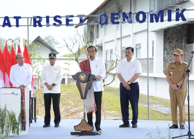 Presiden RI, Ir Joko Widodo (tengah) saat menyampaikan sambutan pada peresmian  Pusat Riset Genomik Pertanian yang berlokasi di Taman Sains dan Teknologi Herbal dan Hortikultura (TSTH2) di Desa Aek Nauli I, Kecamatan Pollung, Kabupaten Humbahas.(Satunusantara news/HO-Pendam I/BB).