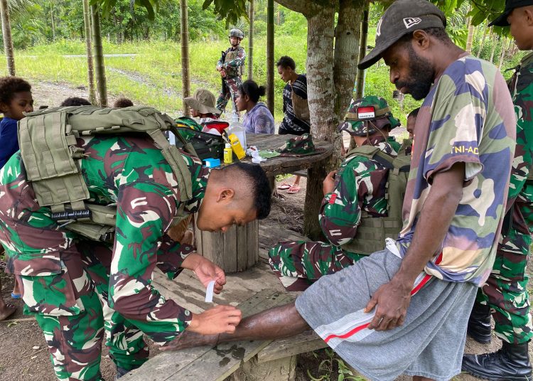 Satgas Yonif 131/Brs Pos Km.76 melaksanakan pengobatan gratis kepada warga di Desa Uskuar, Distrik Mannem, Kabupaten Keerom,Provinsi Papua.(Satunusantara news/HO-Yo.nif 131/Brs).