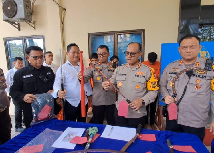 Kapolrestabes Medan, Kombes Pol Gidion Arif Setiawan,m(tengah) saat memperlihatkan barang bukti senjata tajam yang digunakan geng motor melakukan aksi kekerasan.(Satunusantara news/HO-Humas Polrestabes Medan).