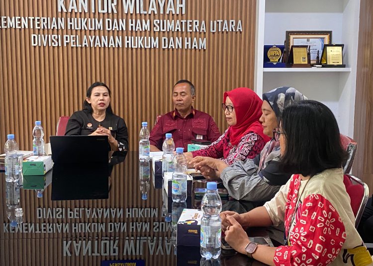 Kabid HAM Kanwil Kemenkumham Sumut, Flora Nainggolan, saat membuka rapat evaluasi dan pelaporan diseminasi dan penguatan HAM wilayah.(Satunusantara news/HO-Humas Kemenkumham Sumut).
