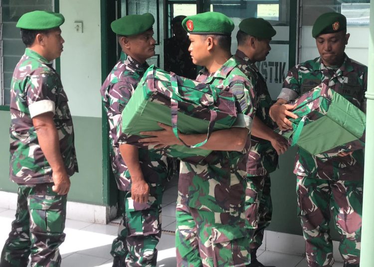 Personel Kodim 0203/Dairi, saat merima kado istimewa berupa Kaporlap dari Kasad Jenderal TNI Maruli Simanjuntak.(Satunusantara news/HO-Pendim 0203/Dairi).