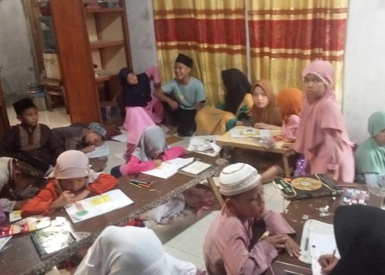 Jupraini Sipahutar, PAI Non PNS pada Kankemenag Kota Sibolga, juga  sebagai  guru TPQ Amanah, mengajarkan anak-anak mengaji.(Satunusantara news/HO-Humas Kanwil Kemenag Sumut).