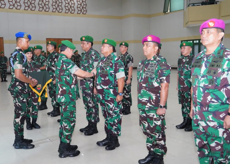 Pangdam I/BB, Mayjen TNI Mochammad Hasan (kiri) saat memimpin Sertijab dan Tradisi Korps sejumlah jabatan strategis di jajaran Kodam I/BB di Medan.(Satunusantara news/HO-Pendam I/BB).