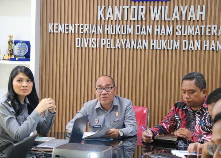 Kepala Divisi Pelayanan Hukum dan HAM, Alex Cosmas Pinem (tengah) saat membuka rapat  harmonisasi dua Ranperda Kabupaten Humbang Hasundutan.(Satunusantara news/HO-Humas Kemenkumham Sumut).