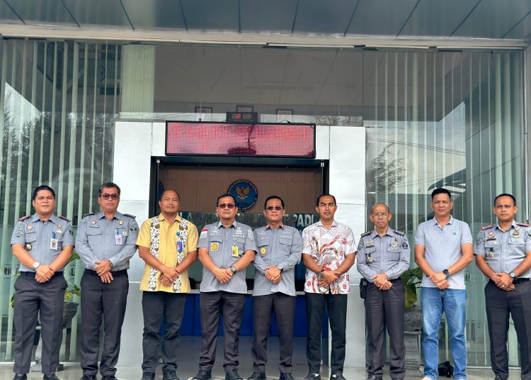 Kalapas Kelas I Medan, M.Pithra Jaya Saragih (nomor empat kanan) saat foto bersama dengan Badan Narkotika Nasional Provinsi (BNNP) Sumatera Utara.(Satunusantara news/HO-Humas Lapas Medan).