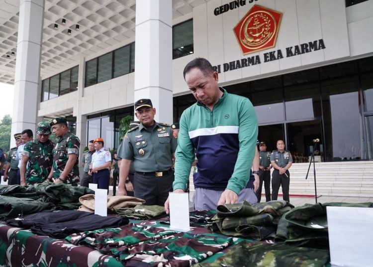 Panglima TNI Jenderal TNI Agus Subiyanto (tengah) saat memeriksa  Kaporlap dan Kapsatlap untuk Satgas Opsdagri TA 2025,  di Plaza Mabes TNI, Cilangkap, Jakarta Timur.(Satunusantara news/HO-Puspen TN).