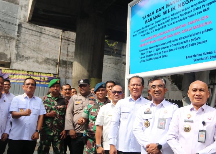 Kakanwil Kemenkumham Sumut, Agung Krisna ( dua dari kanan) usai  melakukan pemasangan plang pada aset eks-BLBI yang akan menjadi gedung baru Kementerian Hukum, HAM, serta Imigrasi dan Pemasyarakatan di Gedung Perisai Plaza.(Satunusantara news/HO-Humas Kemenkumham Sumut).