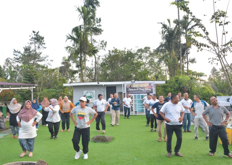 Keluarga besar almamater CADAS Medan dengan penuh semangat melaksanakan senam pagi  di daerah Sibolangit, Kabupaten Deli Serdang.(Satunusantara news/HO-Humas CADAS Medan).