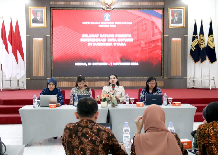 Plt. Kepala Bidang Pelayanan Hukum, Kanwil Kemenkumham Sumut Flora Nainggolan (tengah)  saat  membuka kegiatan Pelaksanaan Sinkronisasi Data Notaris di wilayah Sumatera.(Satunusantara news/HO-Humas Kemenkumham Sumut).