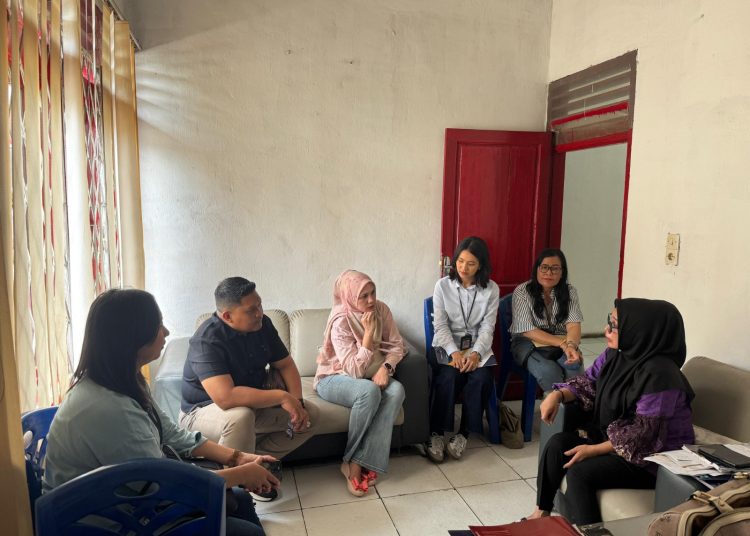 Kepala Subbidang Pelayanan Kekayaan Intelektual Bambang Suhendra (dua dari kiri) saat melakukan monitoring dan evaluasi terhadap pelaksanaan program OVOB di Dinas Koperasi dan UKM Kabupaten Batubara.(Satunusantara news/HO-Humas Kemenkumham Sumut).