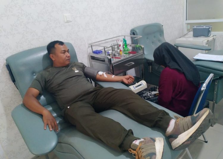 Serka Roni Arpan Nando, personel Kodim 0309/Solok mendonorkan darahnya untuk membantu Ibu Hernawati (70) warga masyarakat yang mengalami penurunan HB secara drastis pascaoperasi benjolan di tangan dan sedang perawatan di di RST TK IV Solok.(Satunusantara news/HO-Pendim 0309/Solok).