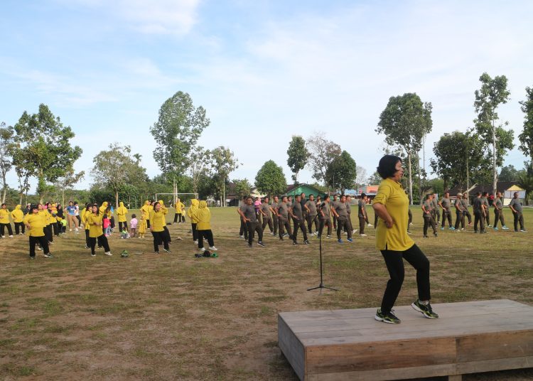 Personel Kodim 0206/Dairi bersama Persit KCK Cabang XLII Dim 0206 dengan suana ceria dan penuh semangat mengelar kegiatan senam aerobik di Lapangan Sudirman Sidikalang.(Satunusantaranews/HO-Pendim 0206/Dairi).