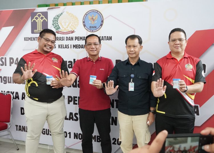 Kepala Lapas Kelas I Medan, M. Pithra Jaya Saragih (dua dari kiri) saat memperlihatkan test urine yang diikuti oleh 216 pegawai Lapas Kelas I Medan.(Satunusantara news/HO-Humas Lapas Medan).