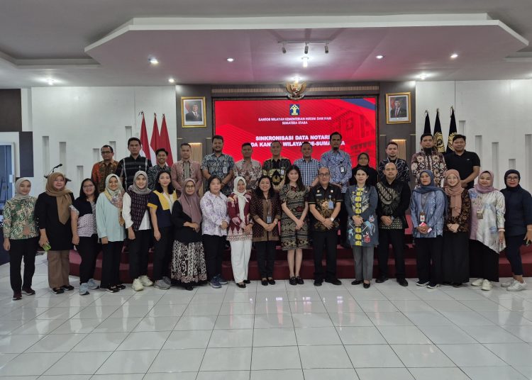 Kepala Divisi Pelayanan Hukum dan HAM, Kemenkumham Sumut, Alex Cosmas Pinem (tengah) saat,menutup kegiatan pelaksanaan Sinkronisasi Data Notaris di wilayah Sumatera.(Satunusantara news.HO-Humas Kemenkumham Sumut).
