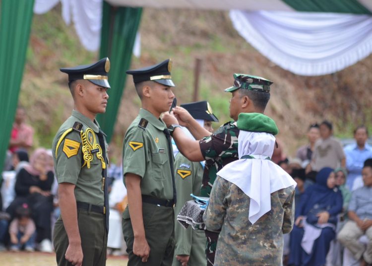 Aspotwil Kogabwilhan I, Brigjen TNI (Mar) Werijon (kanan) saat Penutupan Latihan Dasar Taruna Pondok Pesantren Taruna Rabbani Islamic School Gel. VIII Tahun Ajaran 2024/2025.(Satunusntara news/HO-Pendim 0309/Solok).