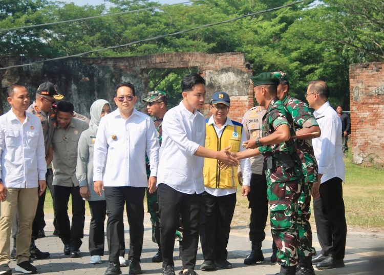 Danyon Armed 12 Kostrad,  Letkol Arm Erlan Wijatmoko (kanan) saat menyambut kedatangan Wakil Presiden, Gibran Rakabuming Raka, melakukan kunjungan bersejarah ke Benteng Van Den Bosch di Ngawi.(Satunusantara news/HO-Yonarmed 12 Kostrad).