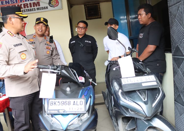 Kapolrestabes Medan Kombes Pol Gidion Arif Setyawan (kiri) saat berada di Mapolsek Medan Helvetia.(Satunusantara news/Humas Polrestabes Medan).