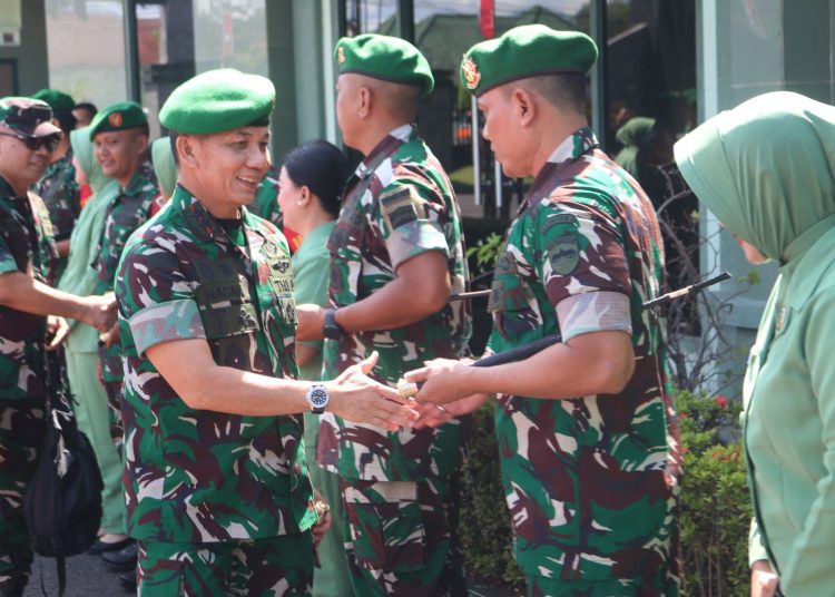 Pangdam I/BB, Mayjen TNI Mochammad Hasan (kiri) saat melaksanakan kunjungan kerja  ke Korem 032/Wbr, di Padang.(Satunusantara news/HO-Pendam I/BB).