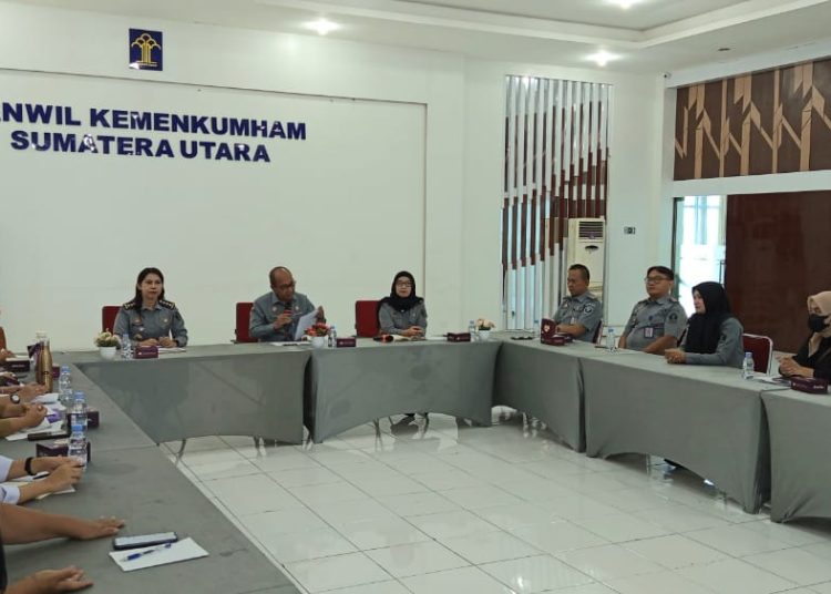 Kepala Divisi Pelayanan Hukum dan HAM, Cosmas Alex Pinem (tengah) saat membuka Rapat Pemantauan Evaluasi dan Pelaporan Pelaksanaan Penanganan Dugaan Pelanggaran HAM di Wilayah.(Satunusantara news/HO-Humas Kemenkumham Sumut).