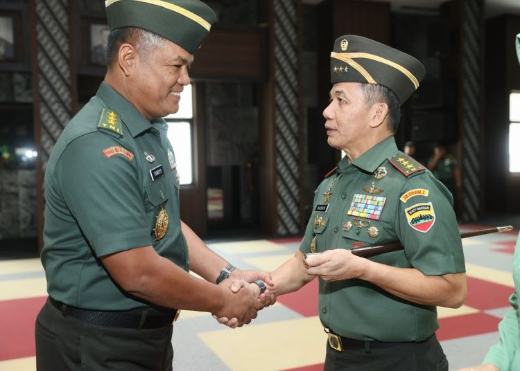 Wakasad Letnan Jenderal TNI Tandyo Budi R (kiri) saat menyalami Pangdam I/BB Letjen TNI Mochammad Hasan (kanan) yang meraih pangkat jenderal bintang tiga di Mabesad, Jakarta.(Satunusantara news/HO-Dispenad).