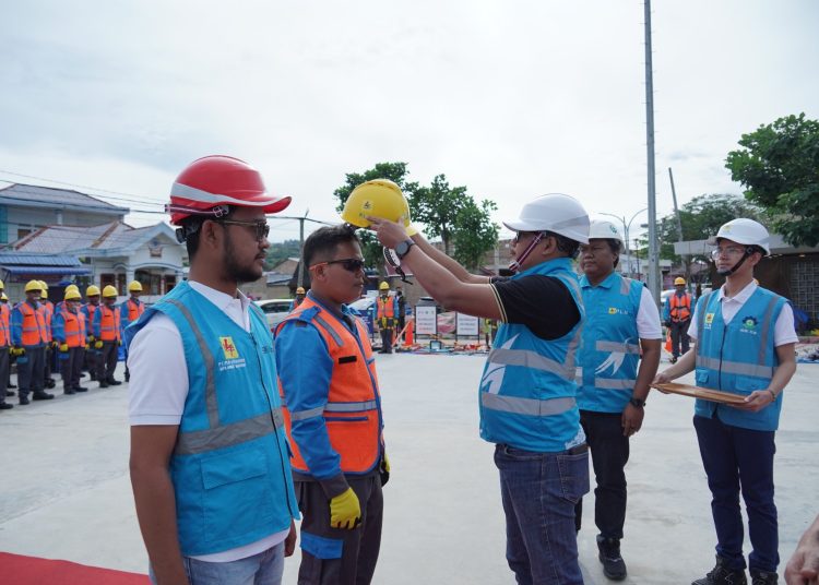 Penyematan helm oleh General Manajer PLN UID Sumatera Utara, Agus Kuswardoyo (tengah) kepada pelayanan teknik.(Satunusantara news/HO-Humas PLN UID Sumut).