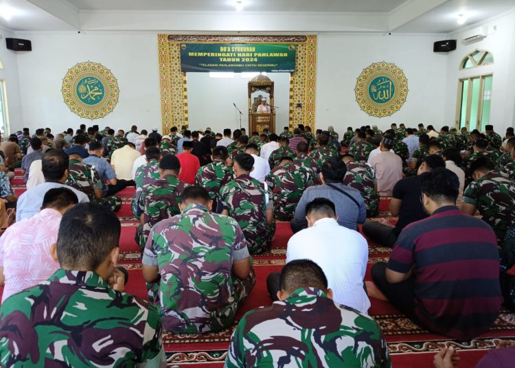 Al- Ustadz H. Ali Umar, saat menggelar doa syukur dalam rangka memperingati Hari Pahlawan tanggal 10 November Tahun 2024 yang dilaksanakan di Masjid At-Taqwa Korem 032/Wbr, Kota Padang.(Satunusantara news/HO-Penrem 032/Wbr).