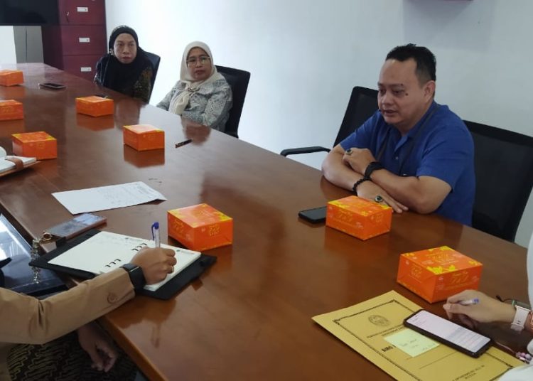 Kepala Subbidang Fasilitasi Produk Hukum Daerah, Eka N.A.M. Sihombing (kanan) saat  Rapat Pembahasan Kebutuhan Jabatan Fungsional Perancang Peraturan Perundang-Undangan di lingkungan Provinsi Sumut.(Satunusantara new/HO-Humas Kemenkumham Sumut).
Pada kesempatan ini, Kanwil Kemenkumham Sumut diwakili ol