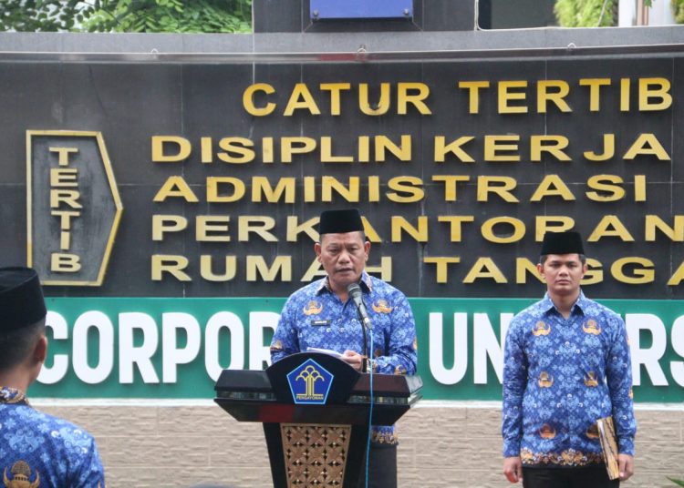 Kepala Divisi Administrasi, Sahata Marlen Situngkir (kiri) saat bertindak sebagai pembina upacara, membacakan amanat Menteri Sosial,(Satunusantara news/Ho-Humas Kemenkumham Sumut).
