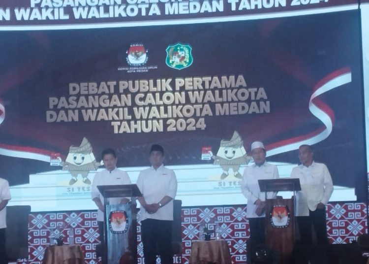Paslon Calon Wali kota dan Wakil Wali kota Medan Pilkada Medan yakni Nomor urut 1, Rico Tri Nomor urut 2 yakni Rida Dharma Jaya dan Abdul Rani, (tengah) dan  Nomor urut 3 Hidayatullah dan Ahmad Yasyir Ridho Loebis (kanan) saat
Debat Publik Pertama di Hotel Four Point by Sheraton Medan.(Satunusantara news/Munawar).